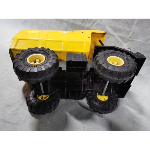 114 - Vintage toy yellow painted metal Tonka dump truck - Measures 26cm height x 43cm width x 20.5cm depth