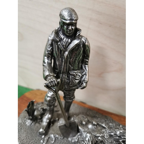 60 - Collection of collectable figures relating to hunting inc, an interesting pewter figure group on a w... 