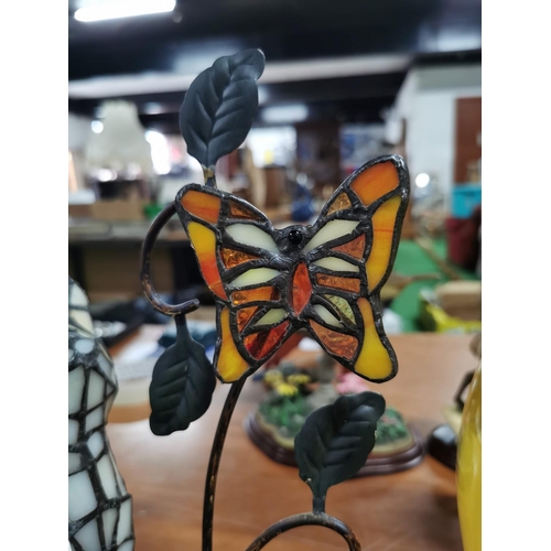 66 - Pretty tiffany style cat formed table lamp looking up at a butterfly, butterfly has an old fix in wo... 