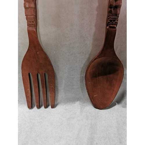 93 - Very large unusual wooden wall hanging spoon and fork in good condition, 105.5cm long, width of 17cm... 