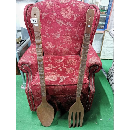 93 - Very large unusual wooden wall hanging spoon and fork in good condition, 105.5cm long, width of 17cm... 