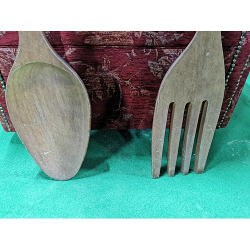 93 - Very large unusual wooden wall hanging spoon and fork in good condition, 105.5cm long, width of 17cm... 