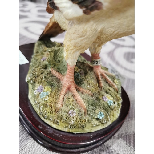 27 - Resin racing pigeon on plinth by The Juliana Collection, in good condition. Height of 24.5cm x 18cm ... 