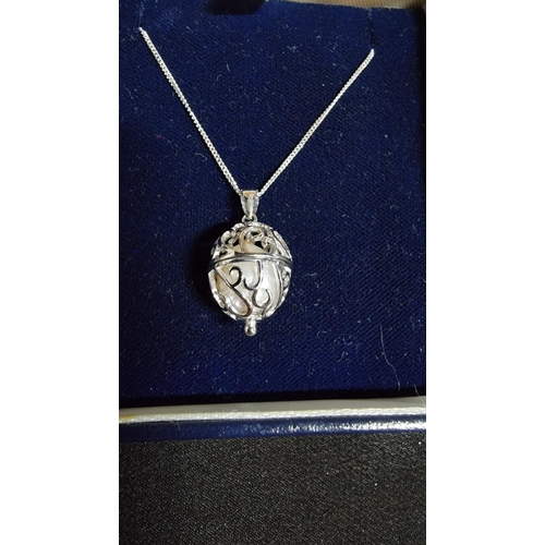 286 - Boxed 925 silver pendant inset with a large genuine pearl in a cage set on an 18in 925 silver chain ... 