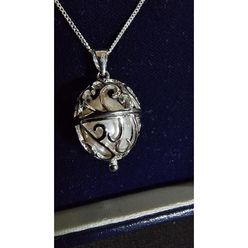 286 - Boxed 925 silver pendant inset with a large genuine pearl in a cage set on an 18in 925 silver chain ... 