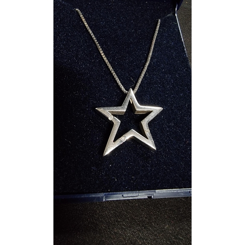 289 - 925 silver star pendant inset with 3 genuine diamonds on a 18in 925 silver chain in good condition b... 