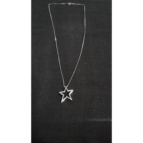 289 - 925 silver star pendant inset with 3 genuine diamonds on a 18in 925 silver chain in good condition b... 