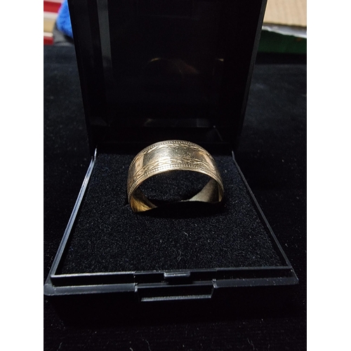 300 - Gents 9ct gold thick wedding band has total weight of 4.5g size U in good clean condition