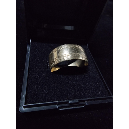 300 - Gents 9ct gold thick wedding band has total weight of 4.5g size U in good clean condition