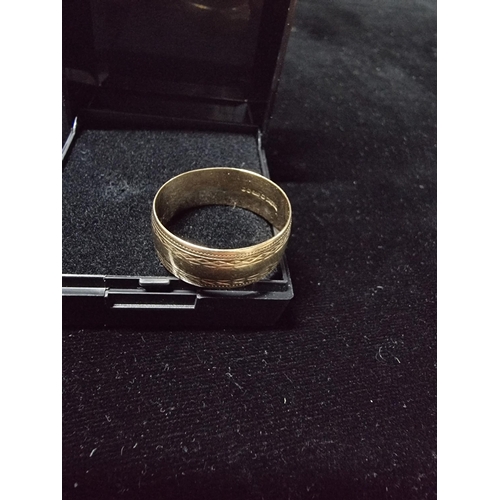 300 - Gents 9ct gold thick wedding band has total weight of 4.5g size U in good clean condition