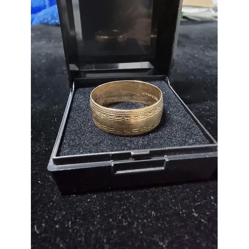 300 - Gents 9ct gold thick wedding band has total weight of 4.5g size U in good clean condition