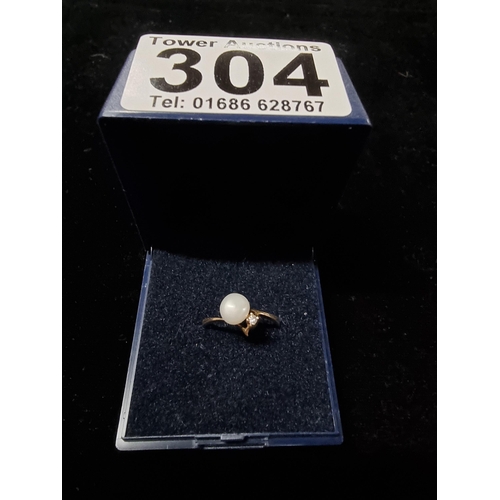 304 - 9ct gold ring inset with a pearl and diamond AF missing the mount on the one side for a small dimond... 