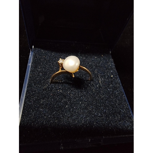 304 - 9ct gold ring inset with a pearl and diamond AF missing the mount on the one side for a small dimond... 