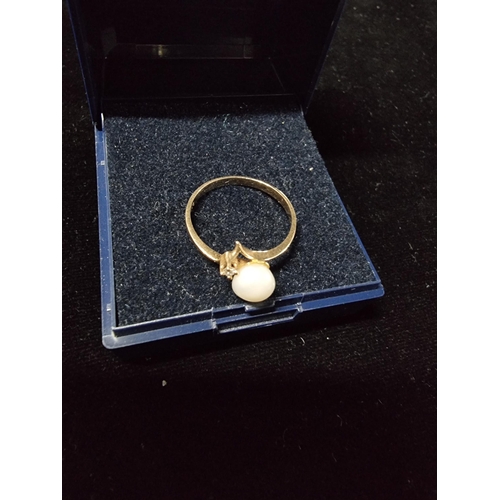 304 - 9ct gold ring inset with a pearl and diamond AF missing the mount on the one side for a small dimond... 