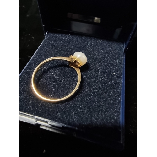 304 - 9ct gold ring inset with a pearl and diamond AF missing the mount on the one side for a small dimond... 