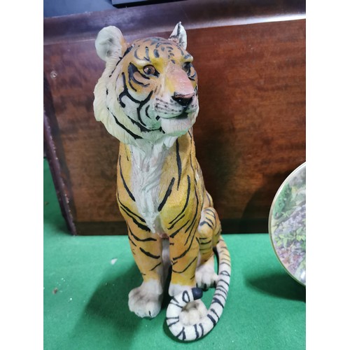 8 - Large resin tiger excellent real life detail, small chip to each ear. Measures 38.5cm x 29cm x 15.5c... 