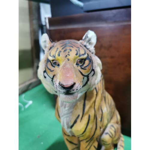 8 - Large resin tiger excellent real life detail, small chip to each ear. Measures 38.5cm x 29cm x 15.5c... 