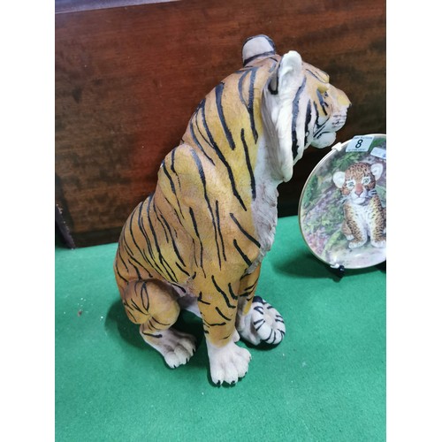 8 - Large resin tiger excellent real life detail, small chip to each ear. Measures 38.5cm x 29cm x 15.5c... 