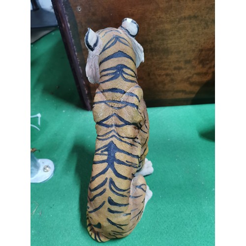 8 - Large resin tiger excellent real life detail, small chip to each ear. Measures 38.5cm x 29cm x 15.5c... 