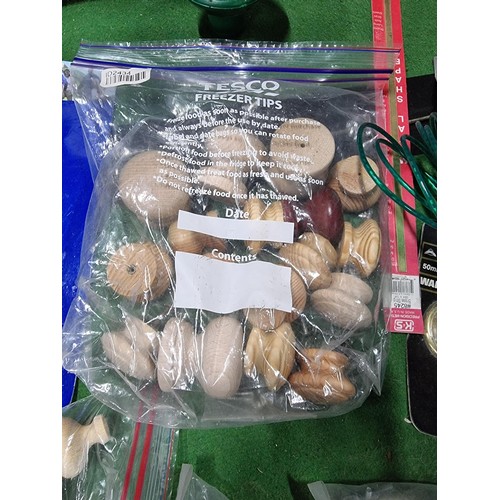 755 - Box of furniture fittings and shed odds inc a large quantity of various size pine door knobs, variou... 