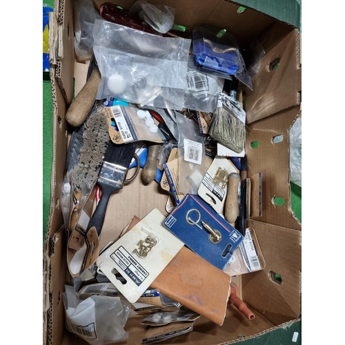 755 - Box of furniture fittings and shed odds inc a large quantity of various size pine door knobs, variou... 