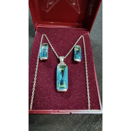 150 - Pretty 925 silver matching jewellery set inset with blue glass cut crystal that reflect the light ve... 