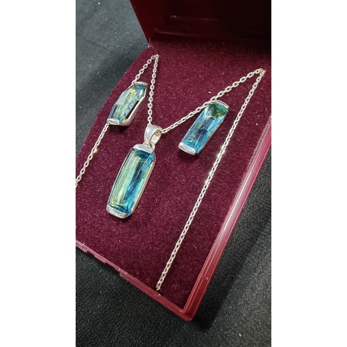 150 - Pretty 925 silver matching jewellery set inset with blue glass cut crystal that reflect the light ve... 