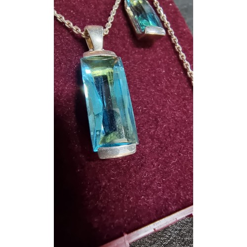 150 - Pretty 925 silver matching jewellery set inset with blue glass cut crystal that reflect the light ve... 