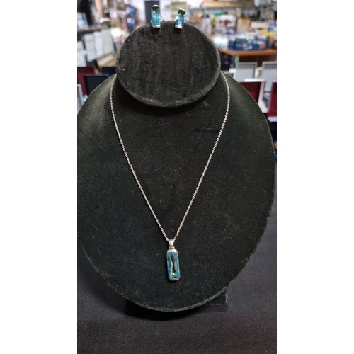 150 - Pretty 925 silver matching jewellery set inset with blue glass cut crystal that reflect the light ve... 