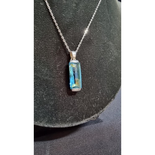 150 - Pretty 925 silver matching jewellery set inset with blue glass cut crystal that reflect the light ve... 