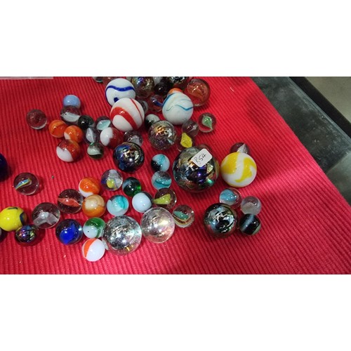 122 - Suite of vintage collectable marbles inc Agate marbles and large Bogey marbles