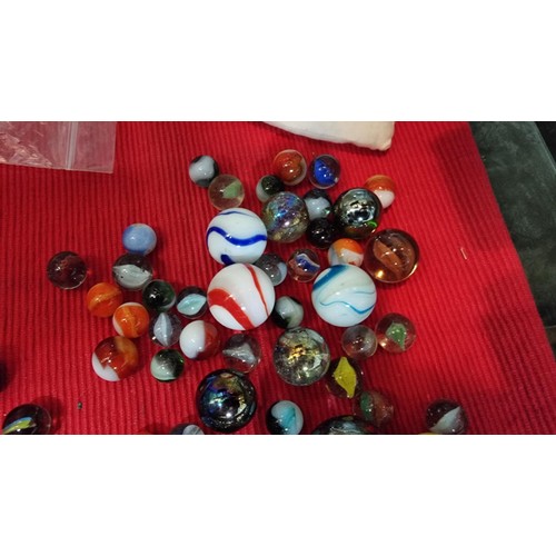 122 - Suite of vintage collectable marbles inc Agate marbles and large Bogey marbles