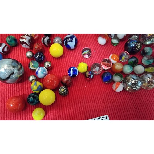 122 - Suite of vintage collectable marbles inc Agate marbles and large Bogey marbles