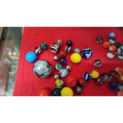 122 - Suite of vintage collectable marbles inc Agate marbles and large Bogey marbles