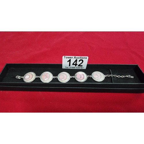 142 - 925 silver Mother of Pearl bracelet 7 inches in length in good condition