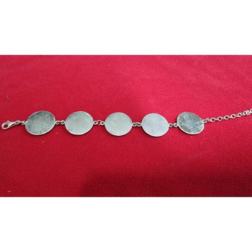 142 - 925 silver Mother of Pearl bracelet 7 inches in length in good condition
