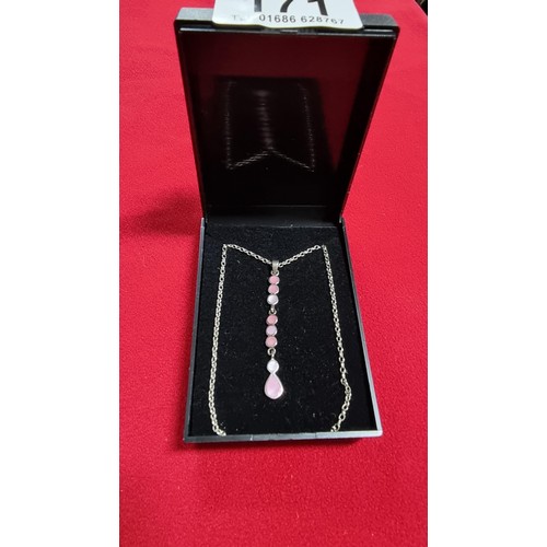 171 - 925 silver drop pendant inset with pink Mother of Pearl on a 18 inch 925 silver chain