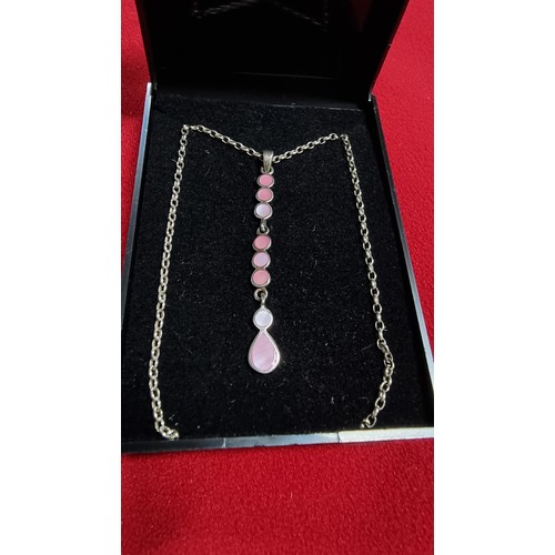 171 - 925 silver drop pendant inset with pink Mother of Pearl on a 18 inch 925 silver chain