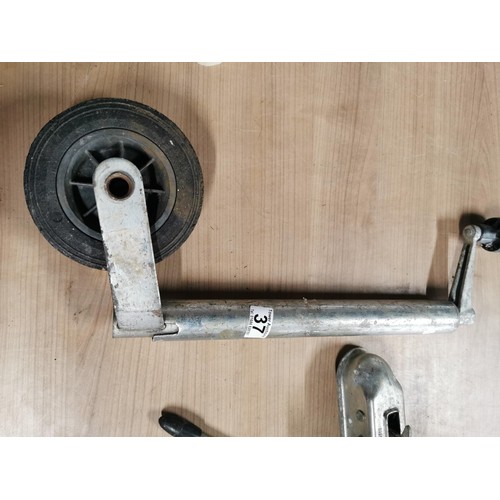 37 - Small quantity of trailer parts inc jockey wheel, towing lock handle, metal Maypole clamp