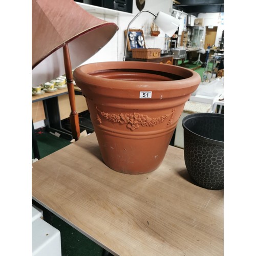 51 - Collection of 3x plastic planters. Largest stands at 45cm x 55cm diameter