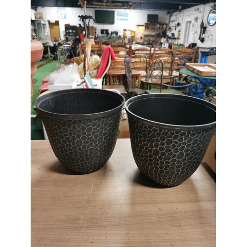 51 - Collection of 3x plastic planters. Largest stands at 45cm x 55cm diameter