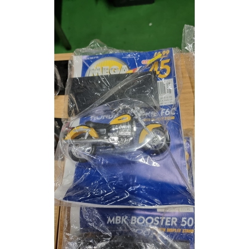 130 - Large collection of 44x Maisto Diecast model motorbikes, all new and sealed in their original packag... 