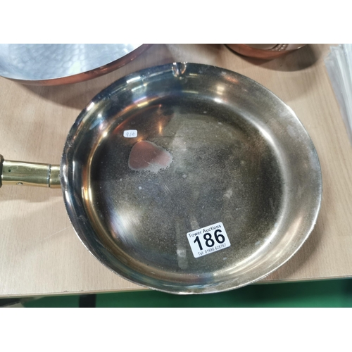 186 - Quantity of copperware inc. jelly moulds, frying pans, small kettle etc