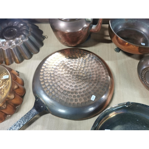 186 - Quantity of copperware inc. jelly moulds, frying pans, small kettle etc