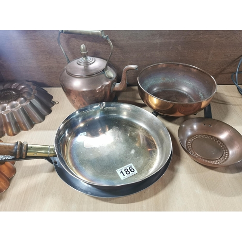 186 - Quantity of copperware inc. jelly moulds, frying pans, small kettle etc