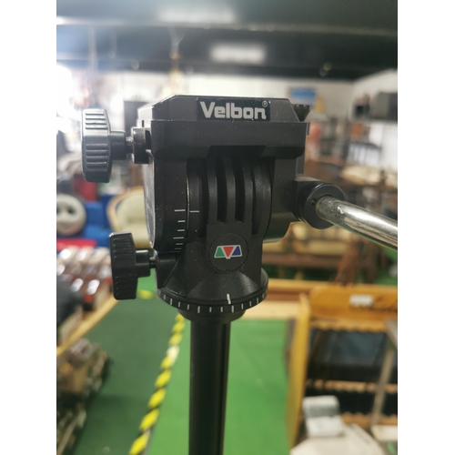 197 - Velbon DV-6000 large extendable tripod in good working order. Measures 170cm when fully extended.