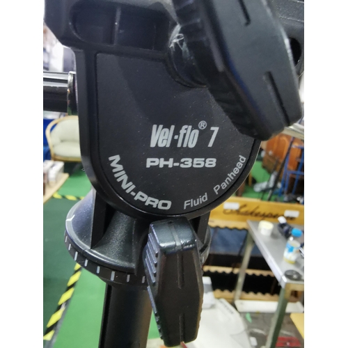 197 - Velbon DV-6000 large extendable tripod in good working order. Measures 170cm when fully extended.