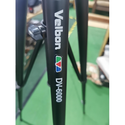 197 - Velbon DV-6000 large extendable tripod in good working order. Measures 170cm when fully extended.