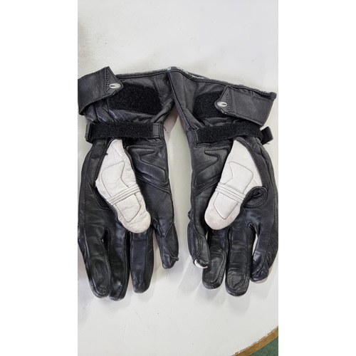 112 - Pair of Richa A.C.T leather motorcycle gloves in good order