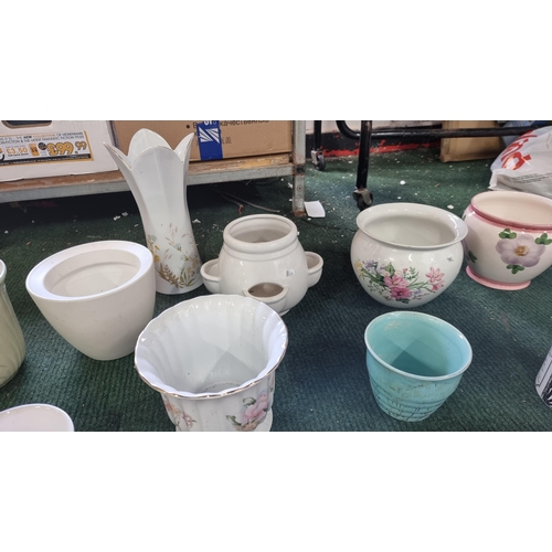 79 - Large collection of 20x various pottery & glass planters & vases, all in good order.